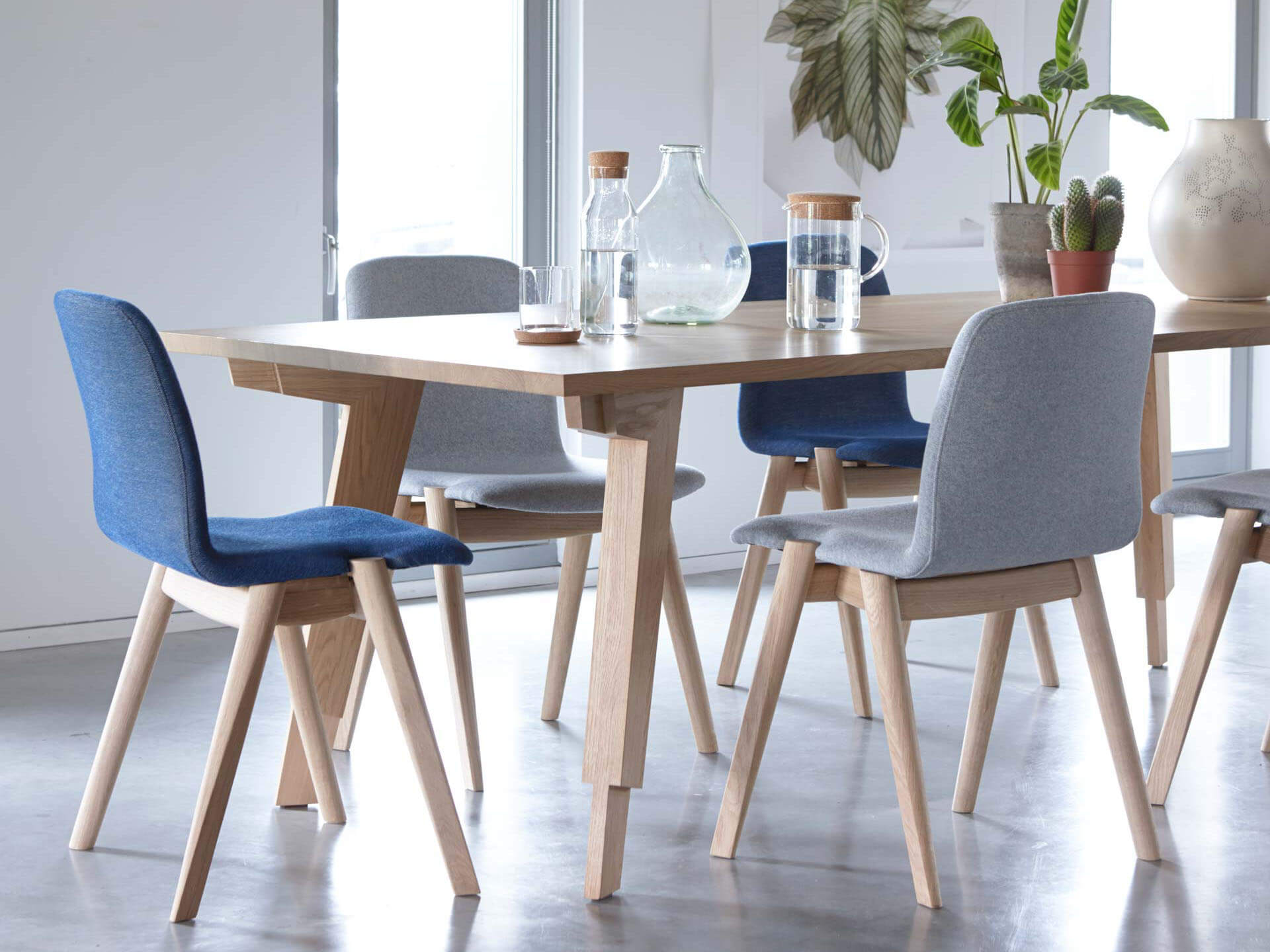 Svan table and chairs online